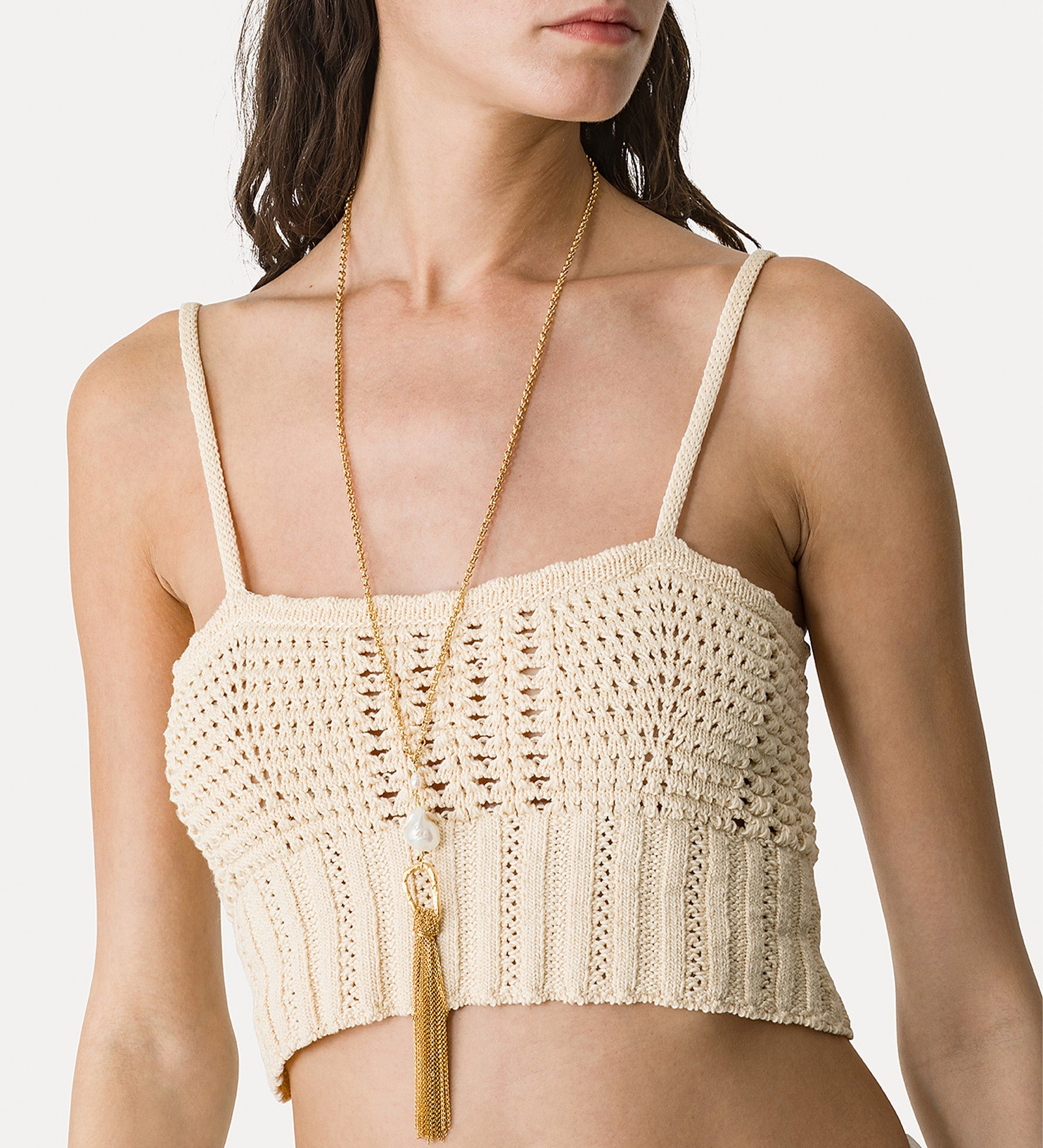 sculptural necklace with pretty fringing and a pearl detail oro