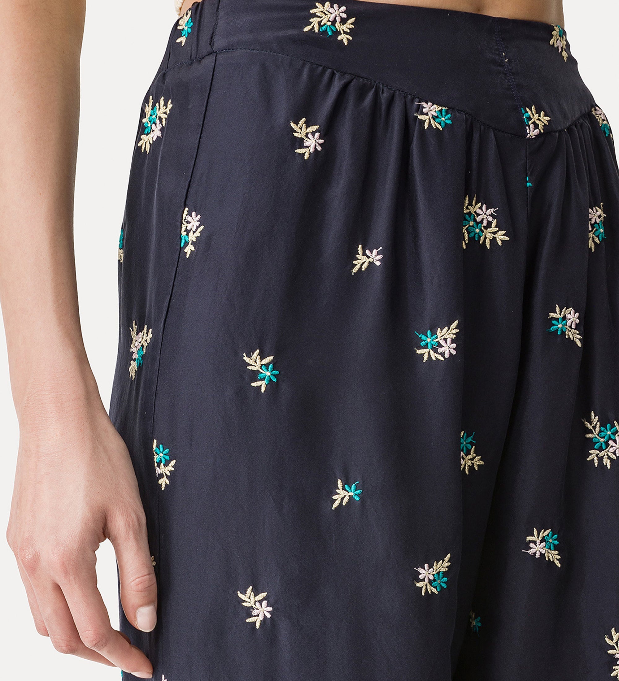 elegant trousers with “petites fleurs” embroidery midnight