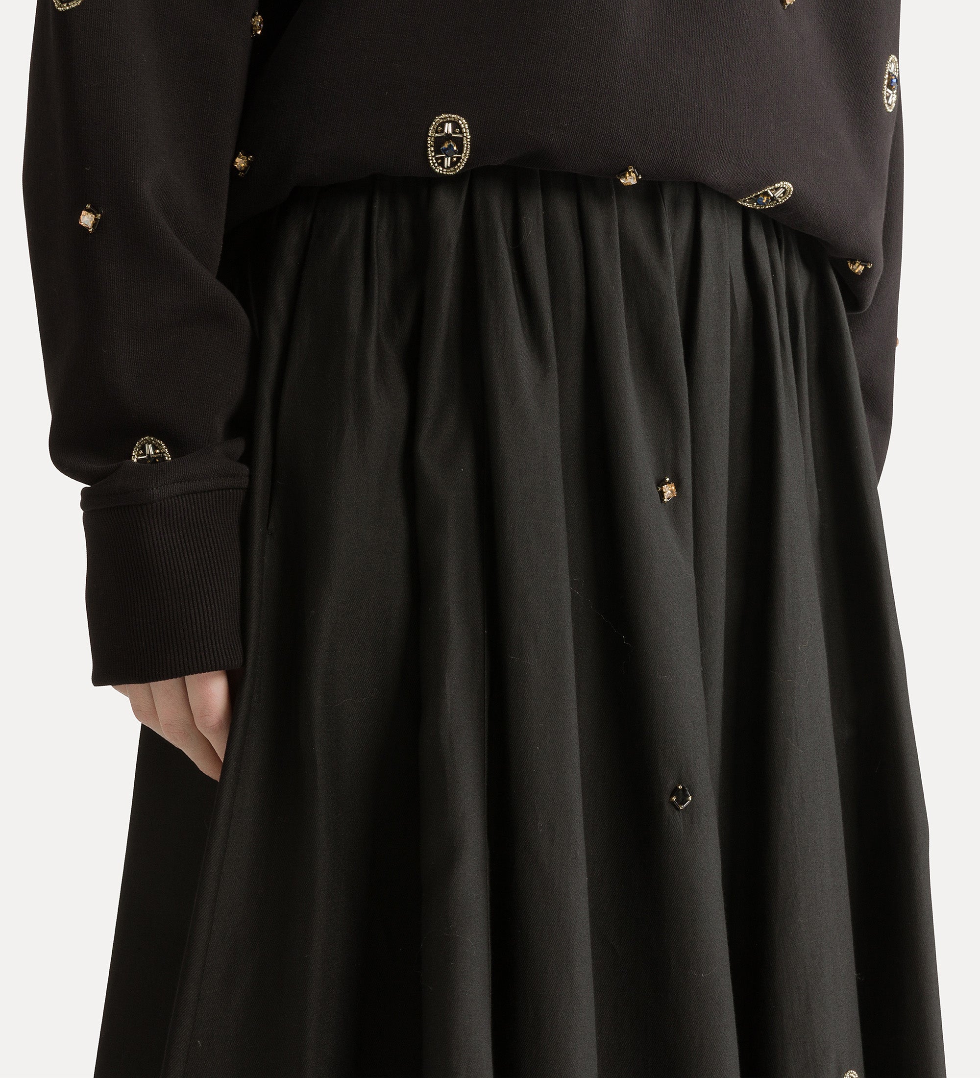jupe large en sergé avec broderie “le club” nero