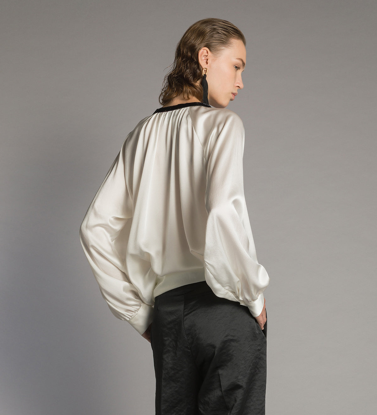 blusa in raso di seta pesante con fiocco in velluto diamond