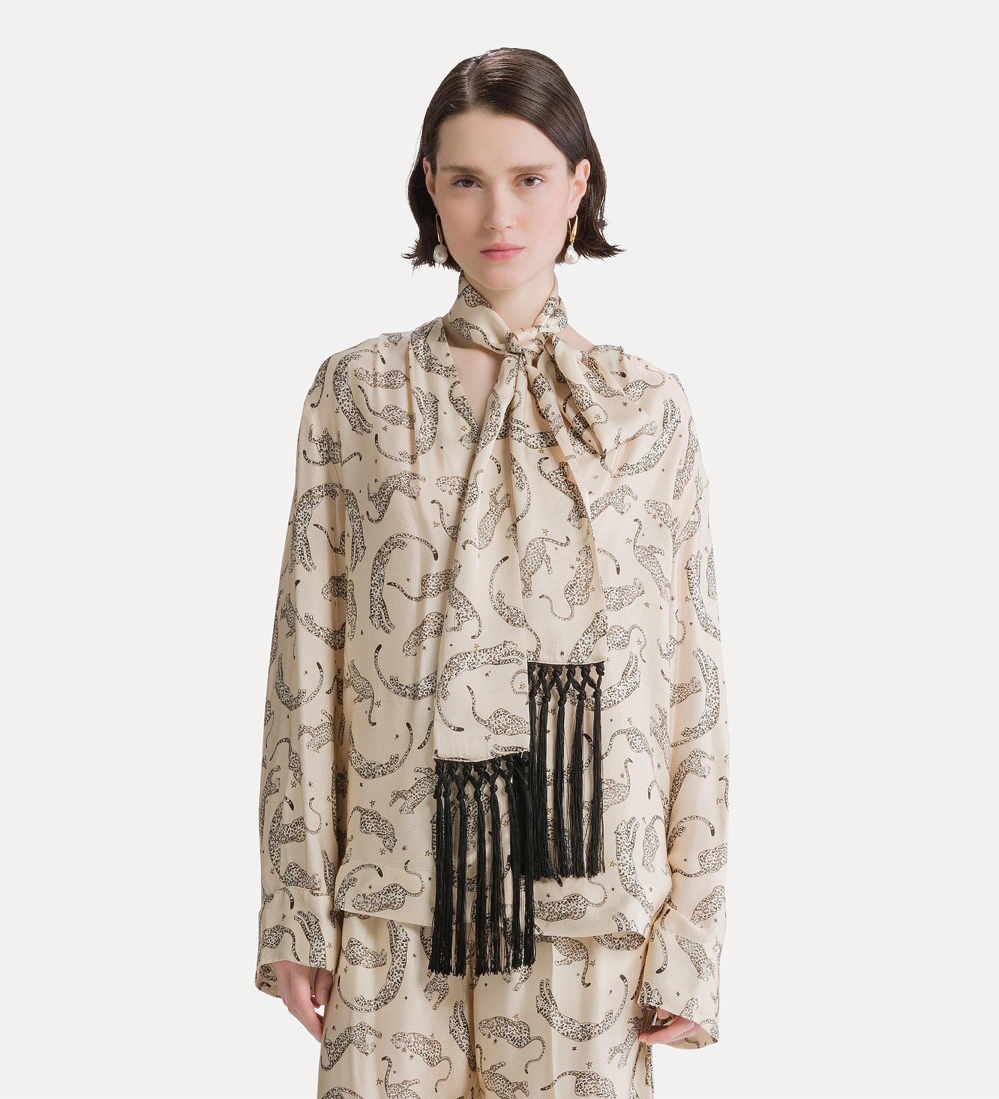 “royal leopard” satin shirt with neckerchief ivory