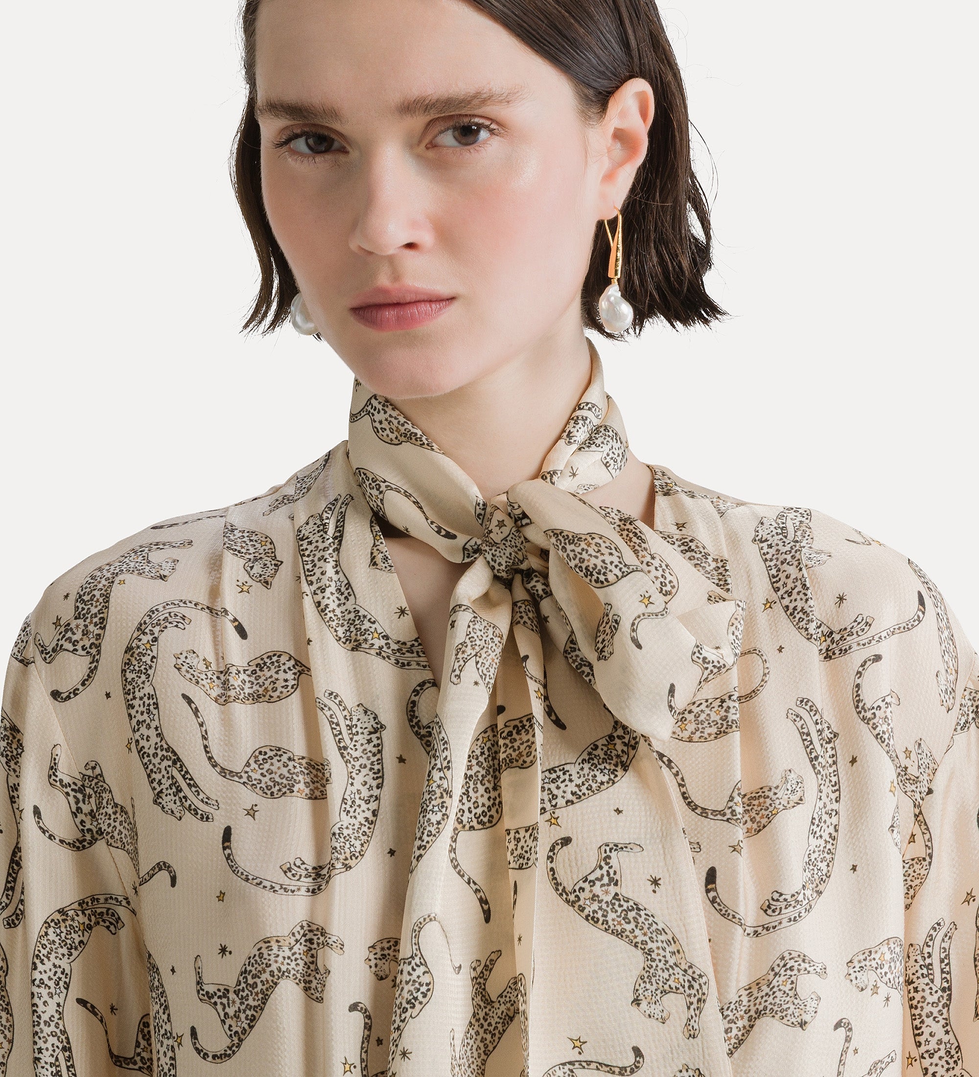 “royal leopard” satin shirt with neckerchief ivory