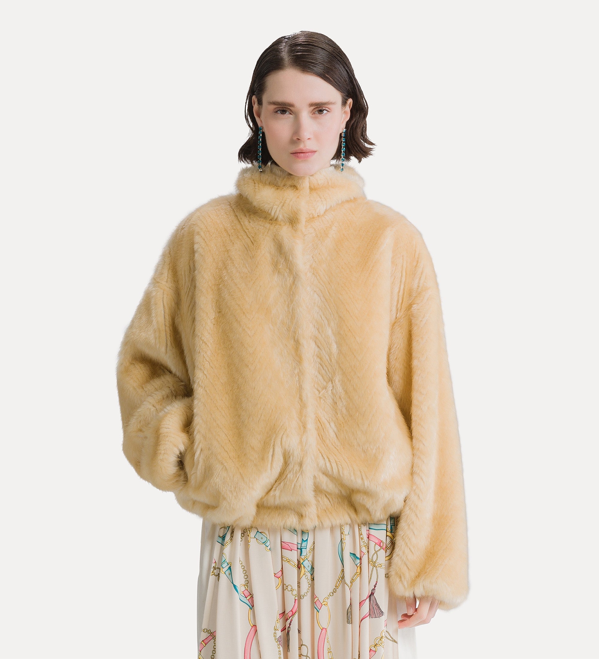 bomber in faux fur con motivo chevron platino