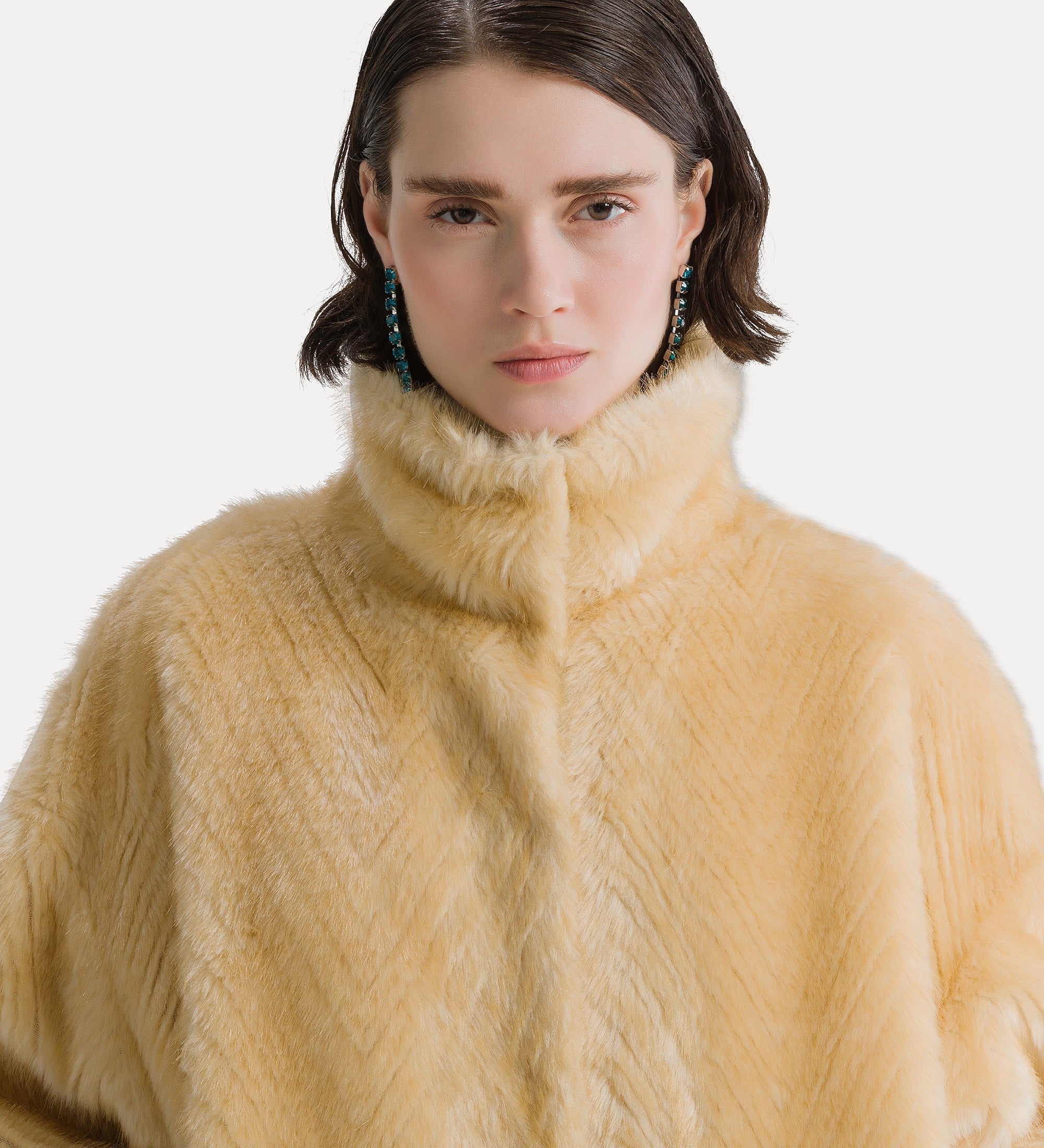 bomber in faux fur con motivo chevron platino