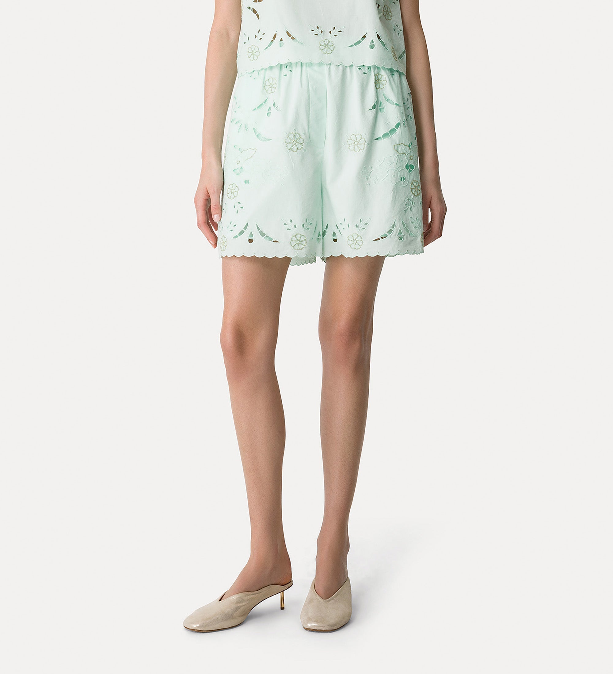 poplin shorts with “lace and glass” embroidery plume