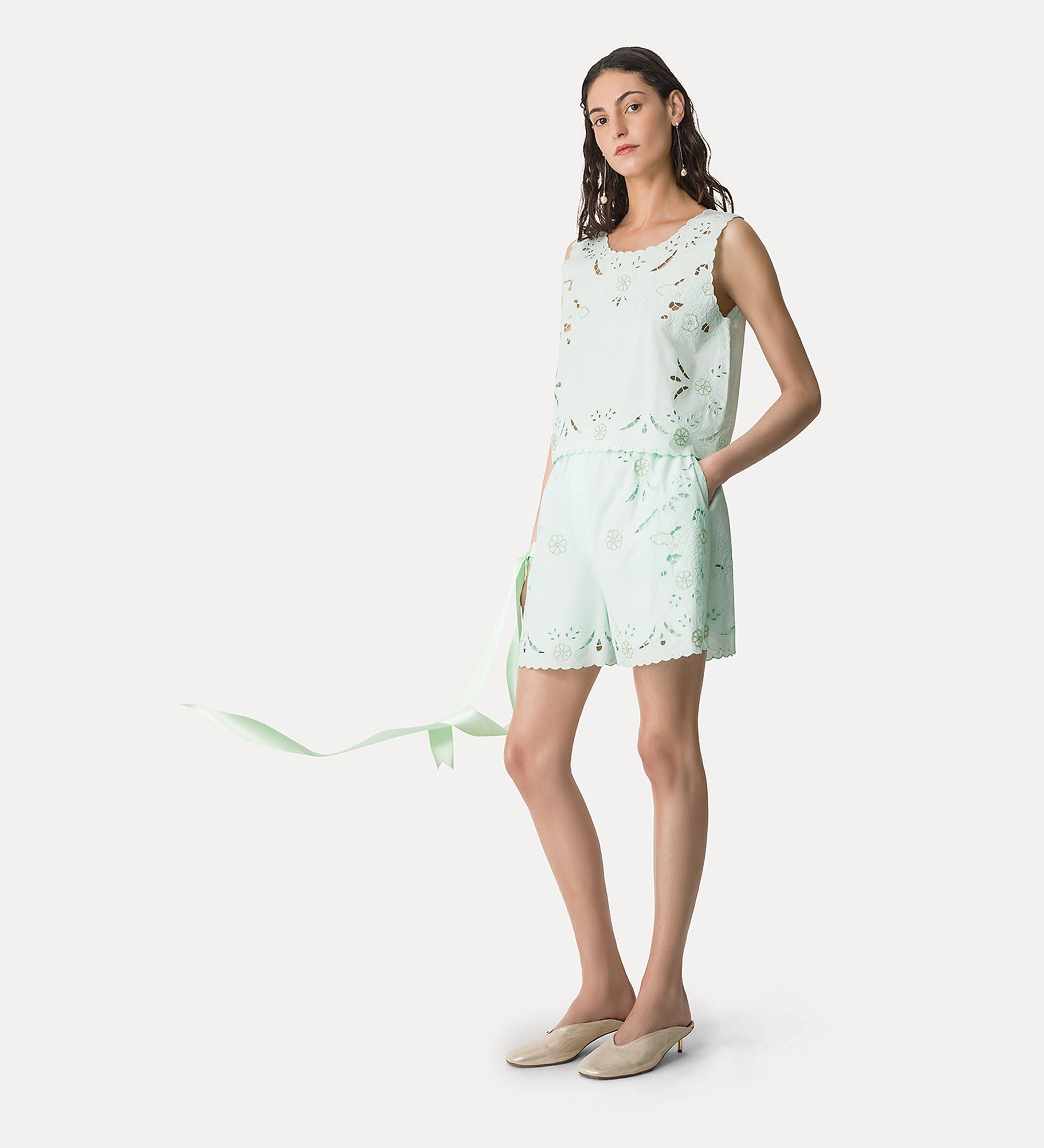 poplin shorts with “lace and glass” embroidery plume