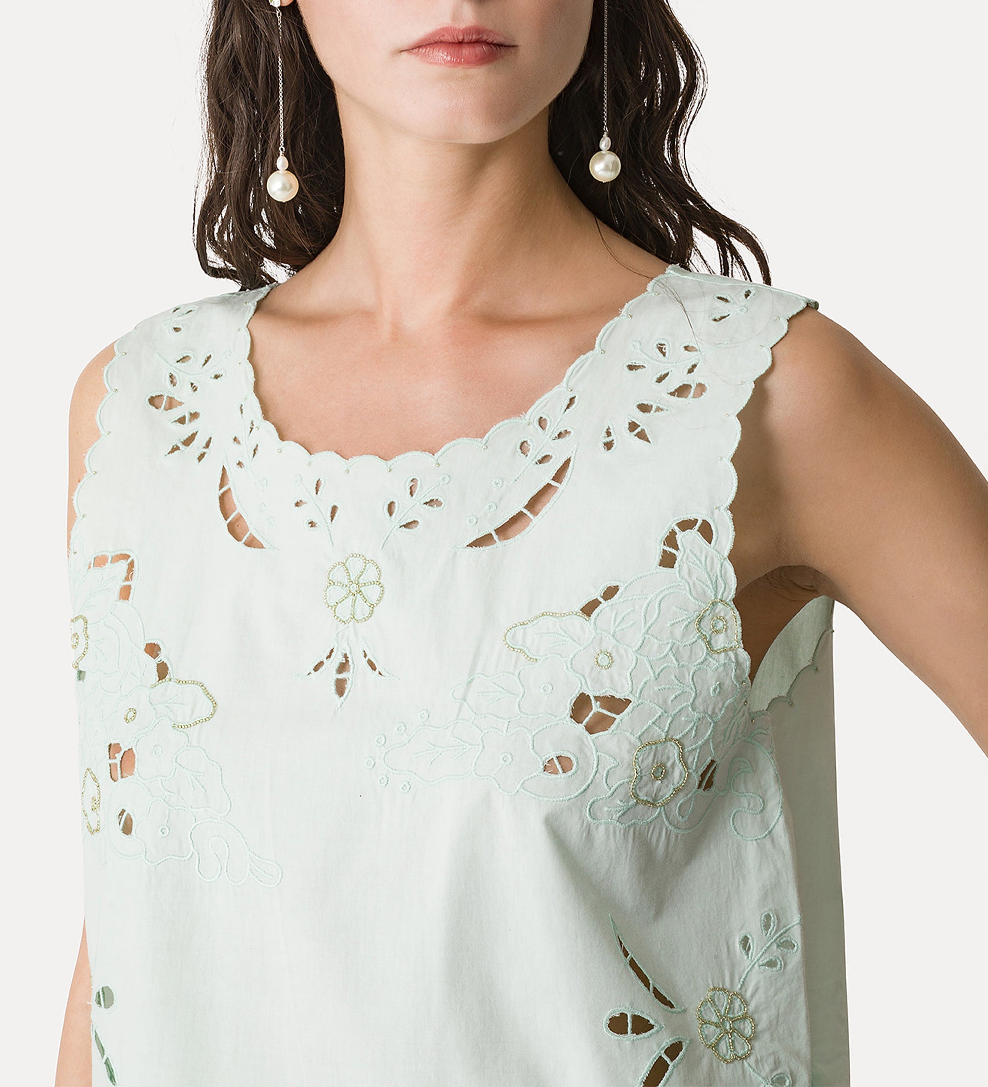 poplin top with “lace and glass” embroidery plume