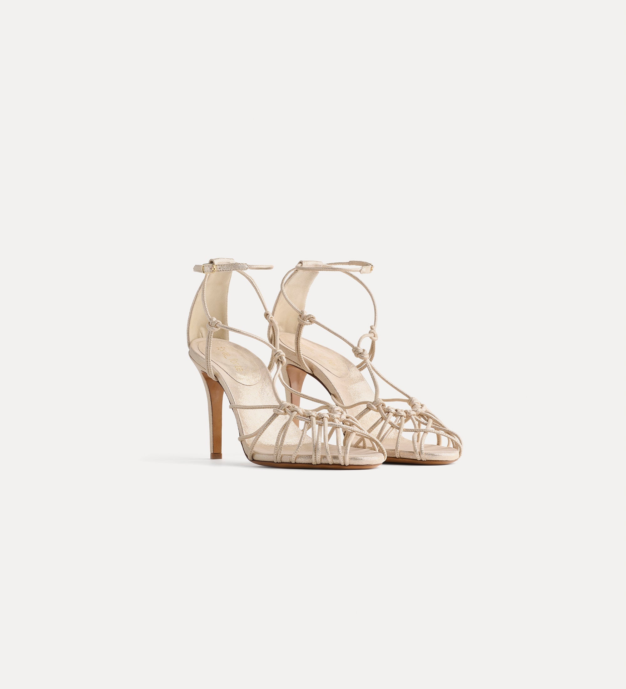 sandals with a slender heel in laminated nappa platino