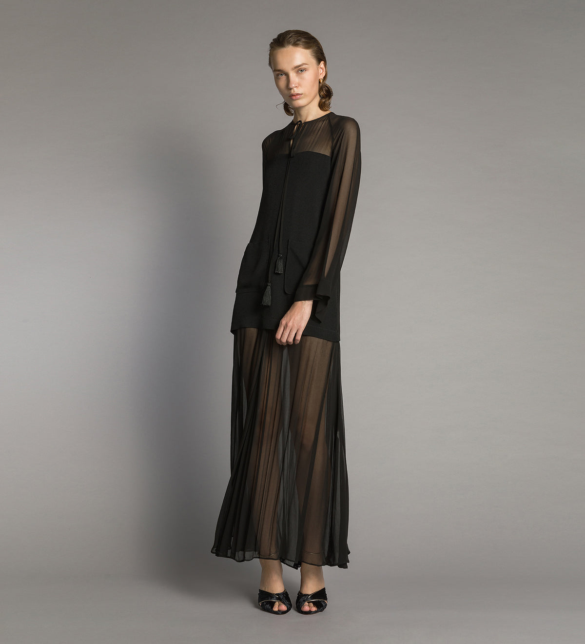 abito lungo in georgette e crêpe con fiocco e nappine black
