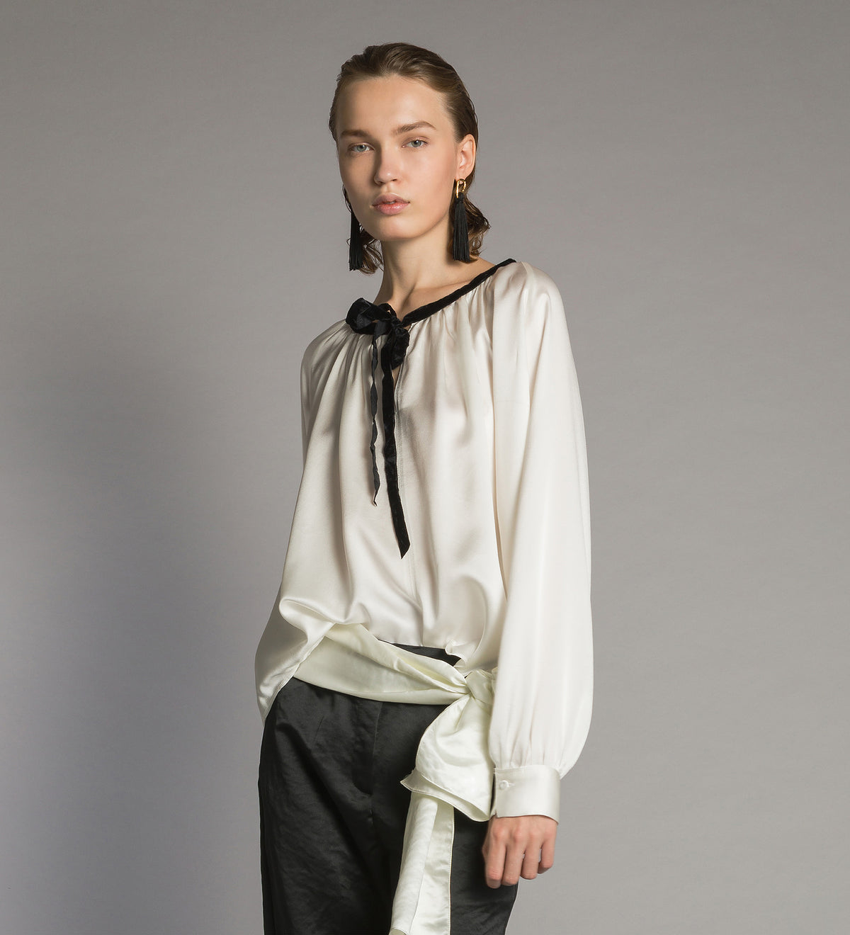 blusa in raso di seta pesante con fiocco in velluto diamond