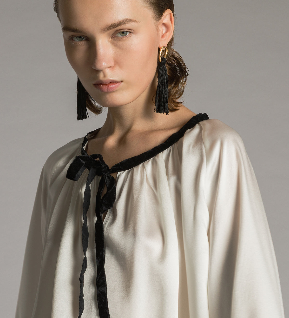 blusa in raso di seta pesante con fiocco in velluto diamond
