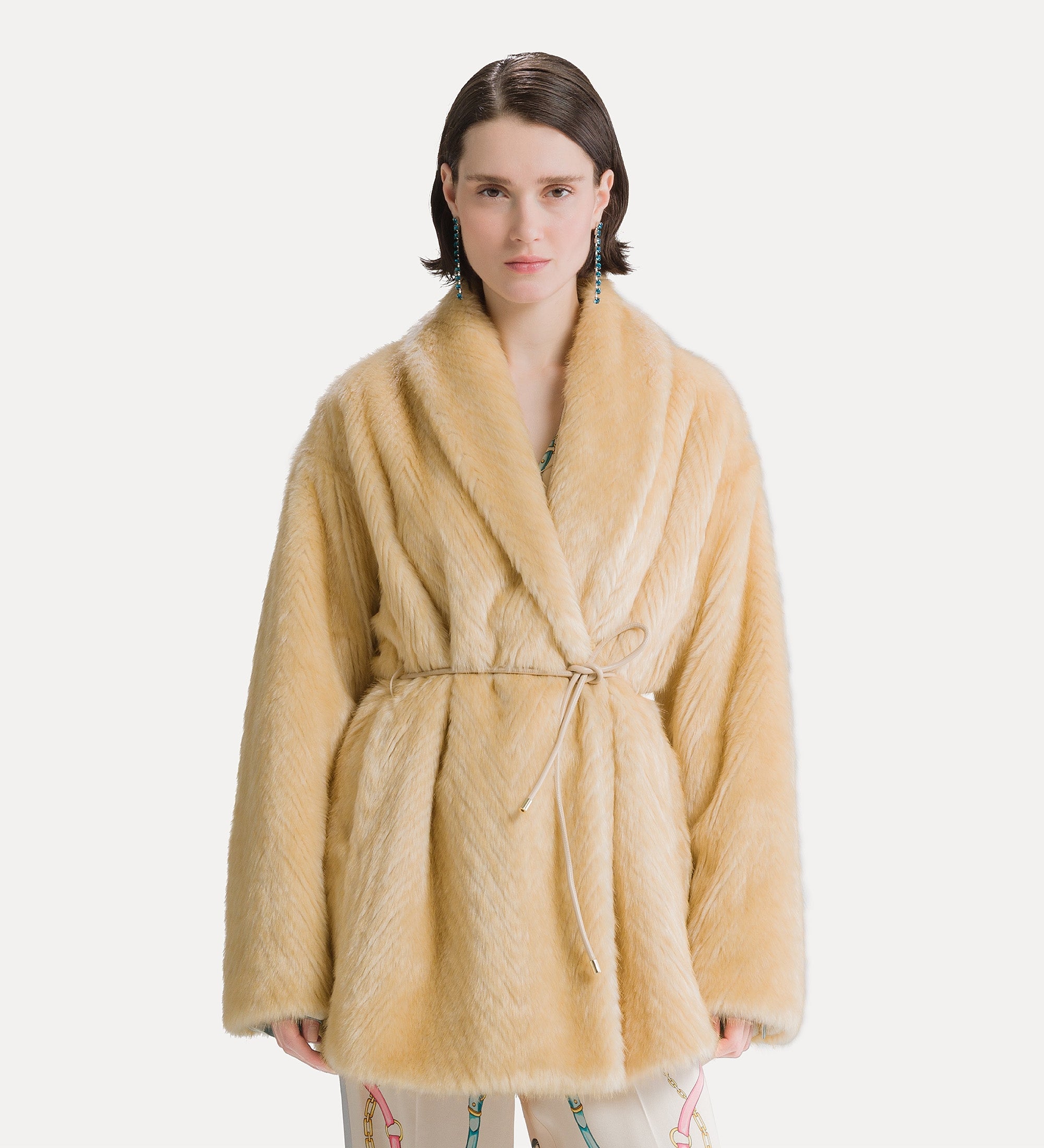 cappotto medio in faux fur con motivo chevron platino