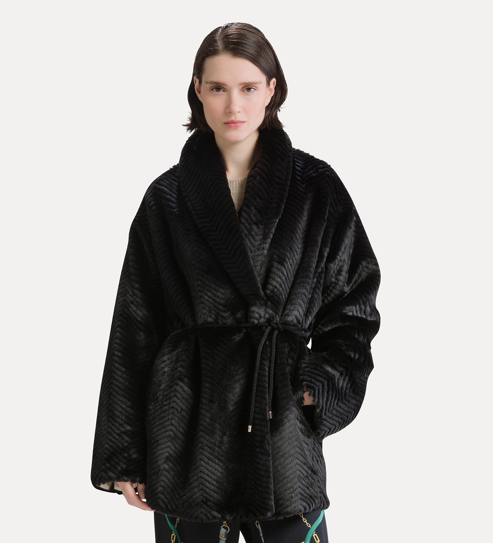 cappotto medio in faux fur con motivo chevron black