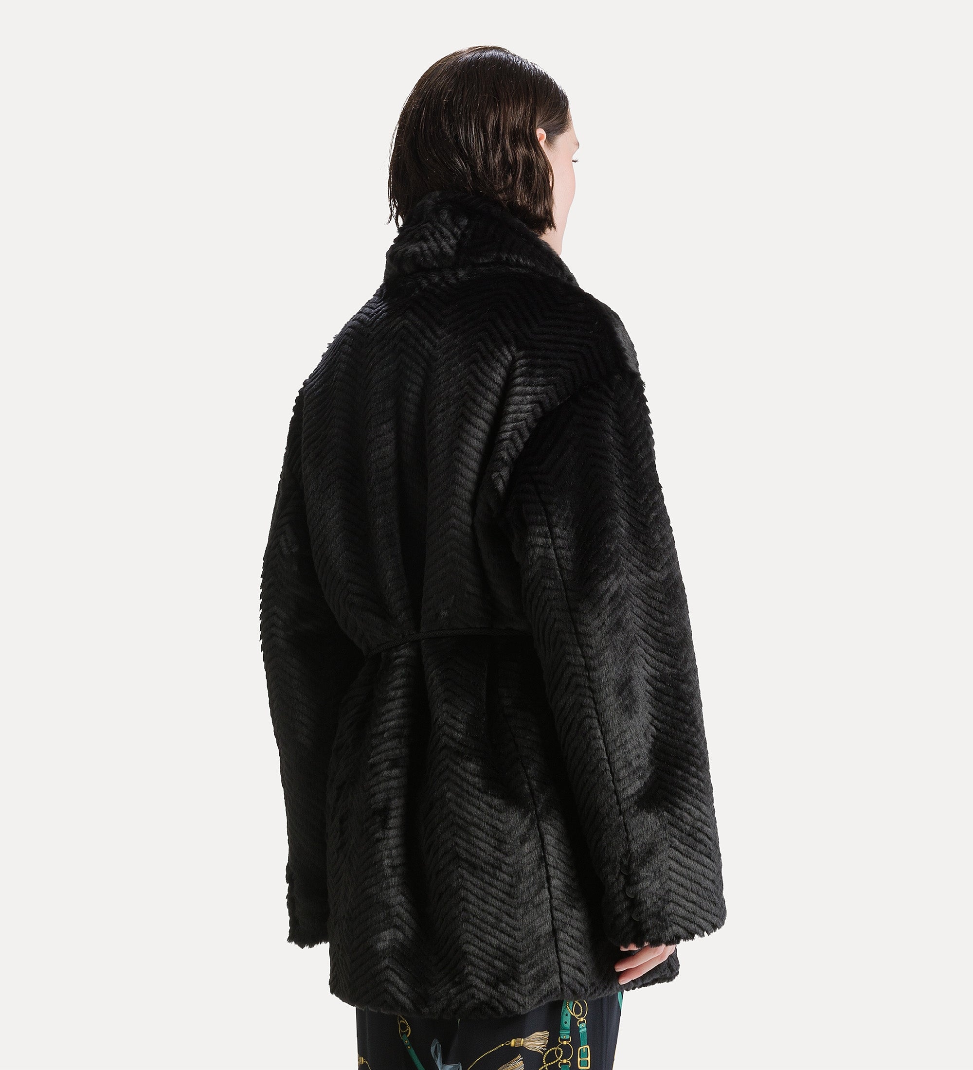 cappotto medio in faux fur con motivo chevron black