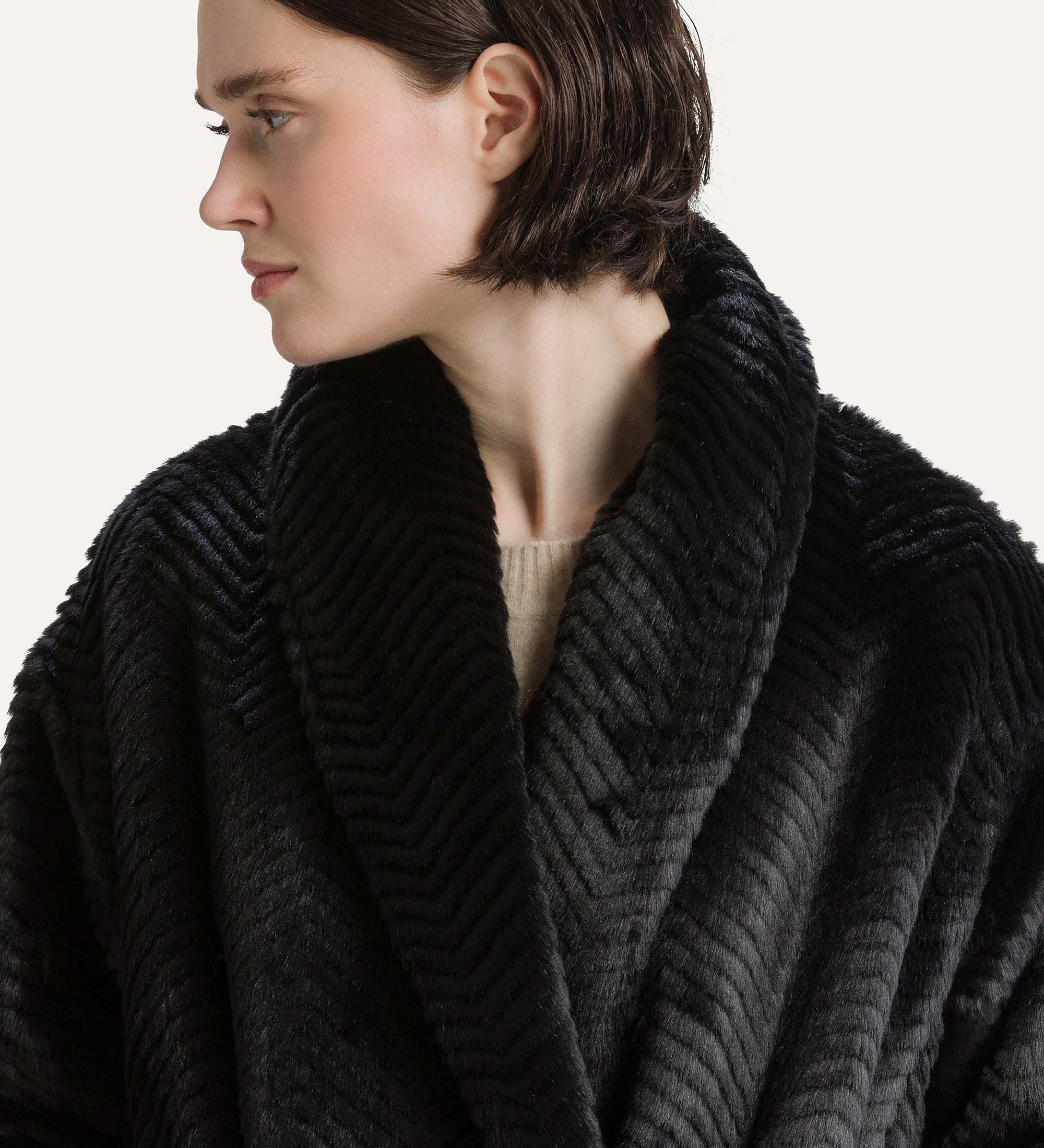 cappotto medio in faux fur con motivo chevron black