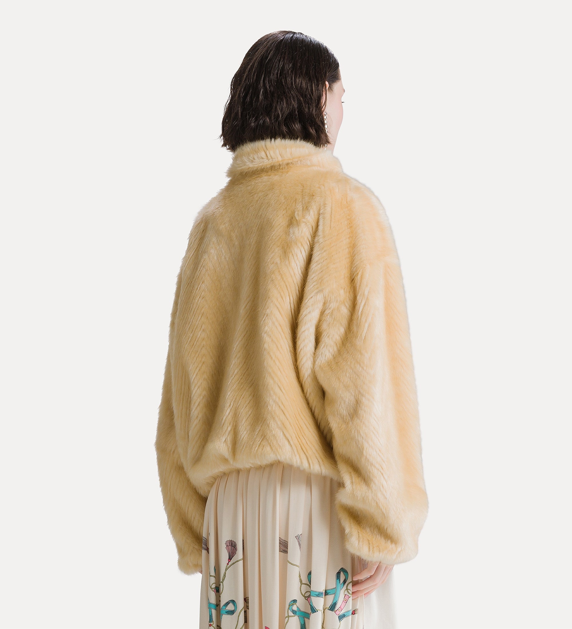 bomber in faux fur con motivo chevron platino