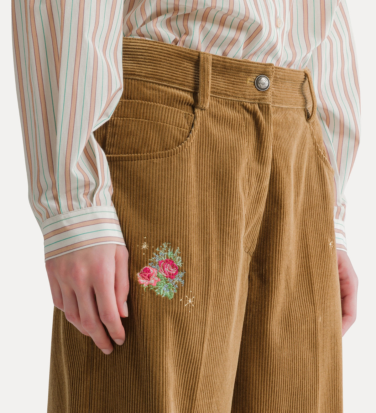 pantalon en velours côtelé à broderie “ bouquet ” camel